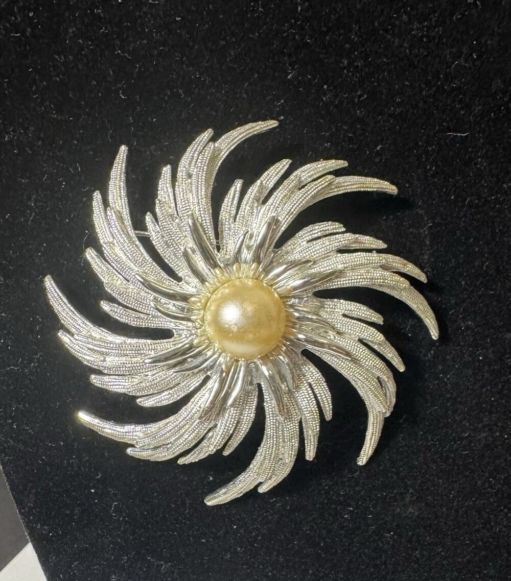 Vtg Sarah Coventry Pinwheel StarburstBrooch Silver Tone Faux Pearl Signed